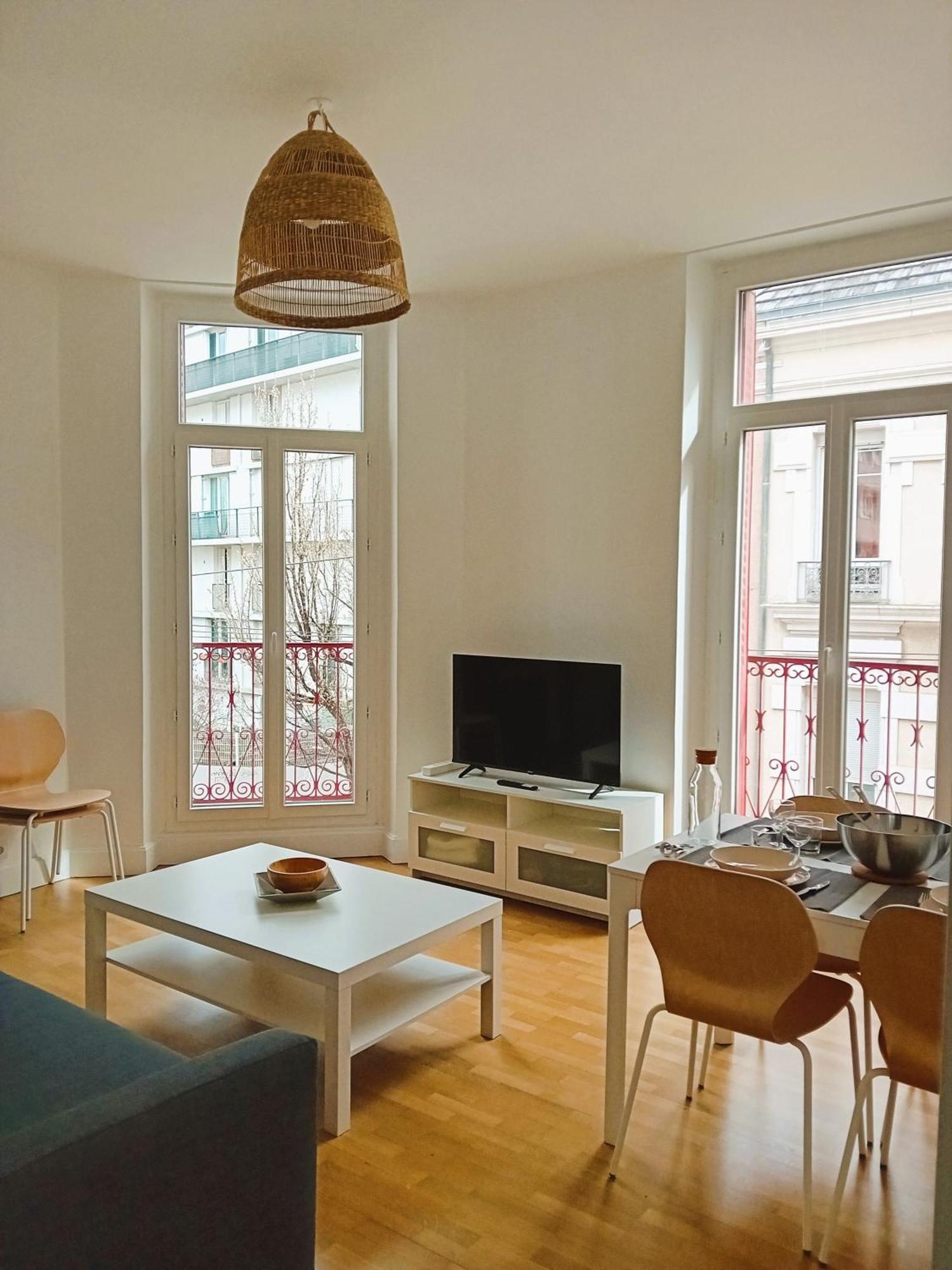 102 - Appart Renove Avec Grand Salon Et 1 Chambre - Tram Et Clinique Mutualiste A 1 Min Grenoble Exteriör bild